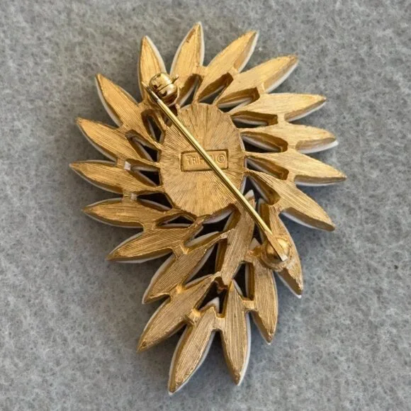 Vintage Crown Trifari White Milk Glass Navette Brooch Gold Tone Swirl Sunburst - Picture 4 of 10